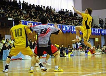 立ち見のファンも出る満員の会場で前半、シュートを放つ宮崎