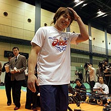 練習後の会見を終え笑顔で引き揚げる宮崎（撮影・蔦林史峰）