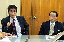 チケット完売で会見するハンドボール協会の田中常務理事（左）と川上専務理事