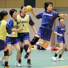 北京五輪アジア予選に向けて練習する女子日本代表候補（共同）