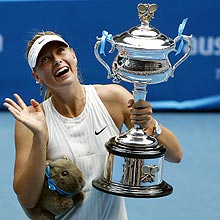 初優勝のシャラポワは、トロフィーを掲げて声援に応える（ＡＰ＝共同）
