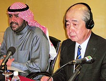 アジア・ハンドボール連盟のアハマド会長（左）と日本協会の渡辺会長（共同）