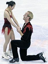 ボルドウィンから氷上プロポーズを受ける井上怜奈（ＡＰ＝共同）