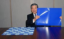 川淵三郎キャプテンが持つ、応援グッズのブルーカードとブルークロス