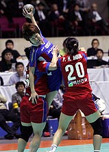 日本対韓国　シュート体勢に入り韓国選手２人のディフェンスを受ける早船