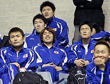 韓国と対戦する日本女子に声援を送る宮崎（中央）ら男子チーム