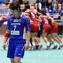 五輪出場を決め喜び合う韓国の選手たちを尻目にうなだれて引き揚げる宮崎