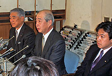 会見を開いた日本ハンドボール協会の渡辺会長（中央）と市原副会長（左）