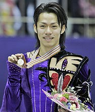 歴代最高得点で優勝しメダルを手に笑顔の高橋（ＡＰ＝共同）