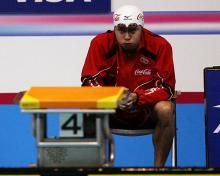 男子１００メートル平泳ぎ決勝を前にほおをふくらませ集中する北島