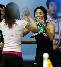 女子２００メートル背泳ぎ決勝　短水路世界新記録を樹立した中村礼子（右）