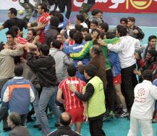 クウェートを破り、喜ぶイラン選手や観客ら（共同）