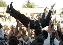 フィフティーンに胴上げされる清宮監督（撮影・栗山尚久）