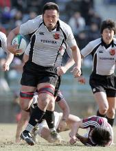 東芝対早大　後半、タックルを蹴散らしながら突進する東芝ＮＯ８豊田