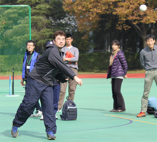 デモンストレーションで多彩な変化球を披露する吉井氏