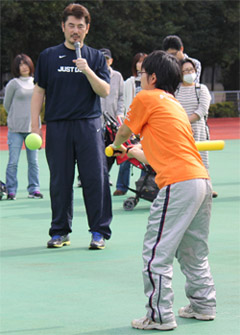 ティー打撃を指導する吉井氏