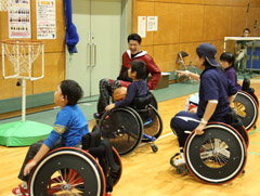 車いすバスケを楽しむ佐古氏と子供たち