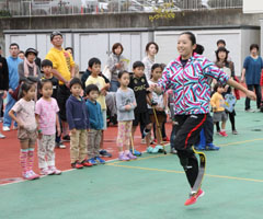 正しい姿勢のスキップを披露する高桑氏