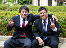 仲良く肩を組むレスリング部材木(右)と相撲部長澤