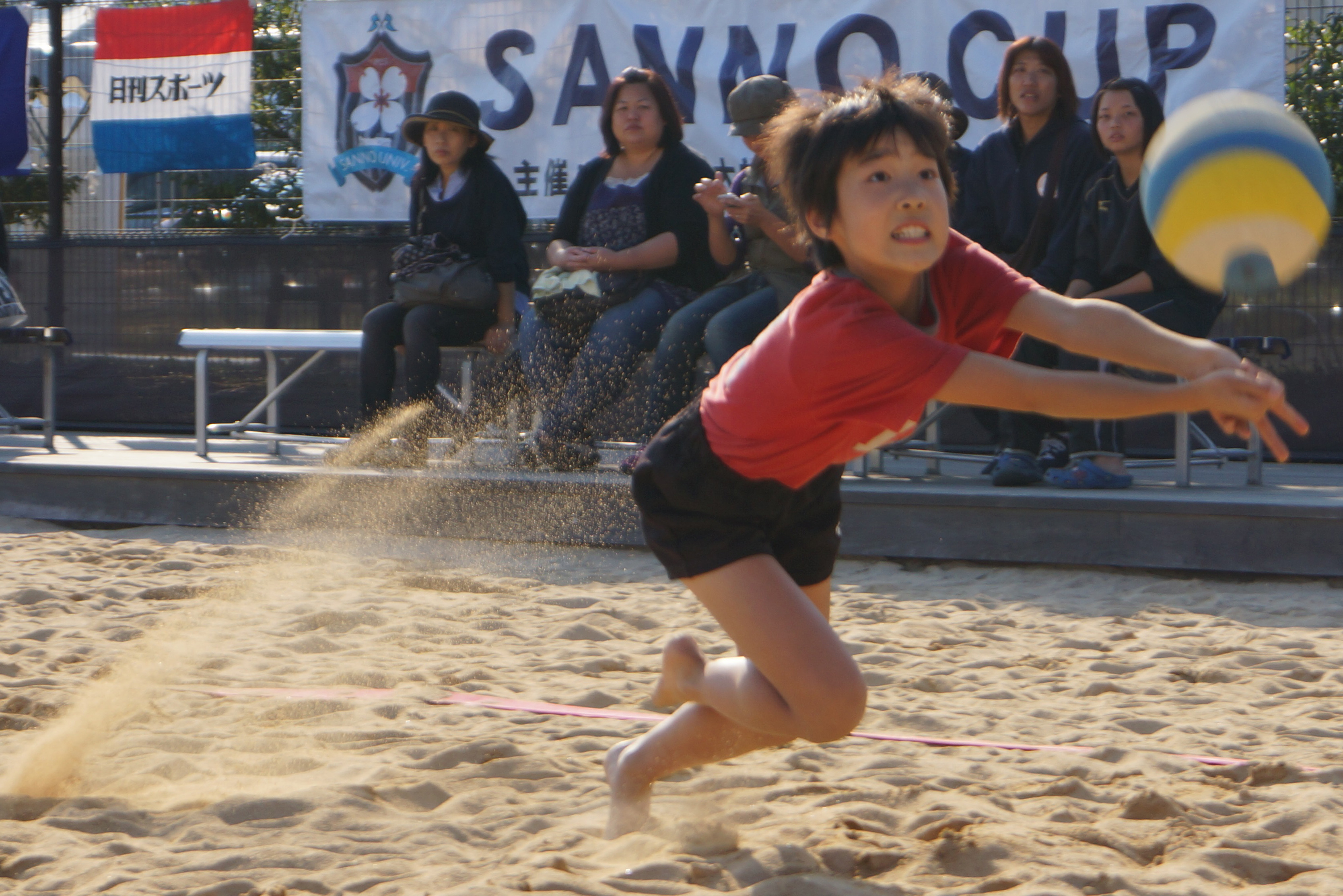 必死にボールを追いかける鶴川ウイングスの選手