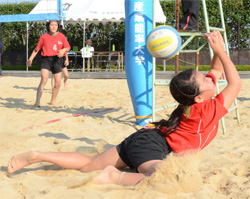 ３位決定戦で勢いよくに砂に飛び込み、必死にボールを拾うアクアjrの選手