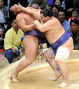 豊真将を豪快なのど輪攻めで一蹴した魁皇(撮影・岡本肇)