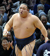 鶴竜を突き出しで下した千代大海（撮影・下田雄一）