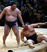 安美錦を上手投げで下し鬼の形相を見せる白鵬（撮影・水谷安孝）