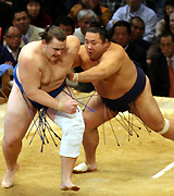千代大海が把瑠都を送り出しで破る（撮影・藤尾明華）