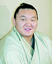 九州場所優勝から一夜明け、ほっとした表情で記者会見する横綱白鵬（共同）