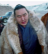 再来日するため、ウランバートルの空港に到着した横綱朝青龍（共同）