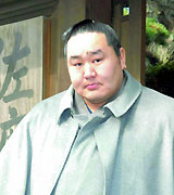 先代佐渡ケ嶽部屋親方の冥福を祈るため部屋を訪れた横綱朝青龍（共同）