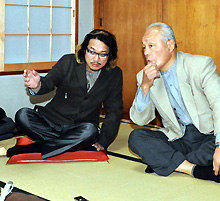 出羽海親方と談笑する漫画家のやくみつる氏(撮影・小沢裕)