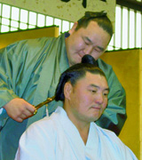 旭天山の断髪式で、はさみを入れる横綱朝青龍(共同)