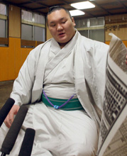 手渡された番付表を受け取る白鵬（撮影・鈴木豊）