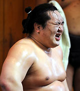 けいこ中、汗が目に入り顔をしかめる朝青龍（撮影・下田雄一）