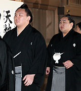 奉納土俵入りを前に、おはらいに向かう白鵬（左）朝青龍の両横綱（共同）
