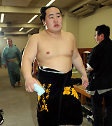 初日を白星で飾り風呂から出てきた朝青龍（撮影・小沢裕）