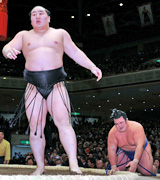 琴奨菊を上手投げで破り胸を張る朝青龍（撮影・水谷安孝）
