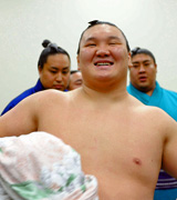 支度部屋で笑顔を見せる白鵬（撮影・下田雄一）