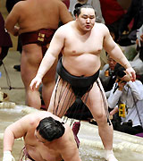雅山（手前）をはたき込みで破った朝青龍（撮影・神戸崇利）