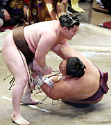 雅山（右）を上手投げで破る白鵬（撮影・神戸崇利）