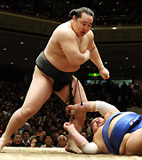 栃乃洋(下)を上手投げで下す朝青龍(撮影・中島郁夫)