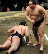 琴欧州(左)を引き落としで下し、唇をとがらせる朝青龍(撮影・栗山尚久)