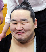 支度部屋で笑顔を見せる朝青龍(撮影・下田雄一)