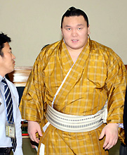 記者と話しながら引き揚げる白鵬(撮影・神戸崇利)