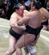 安美錦(右)を寄り切る朝青龍(撮影・神戸崇利)