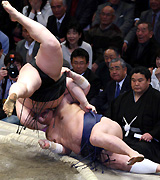 琴光喜(下)を下手投げで破る朝青龍(撮影・神戸崇利)