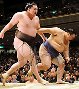 白鵬(左)は魁皇を寄り切りで下す(撮影・下田雄一)