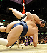 朝青龍は琴光喜を下手投げで土俵にたたきつける(撮影・下田雄一)